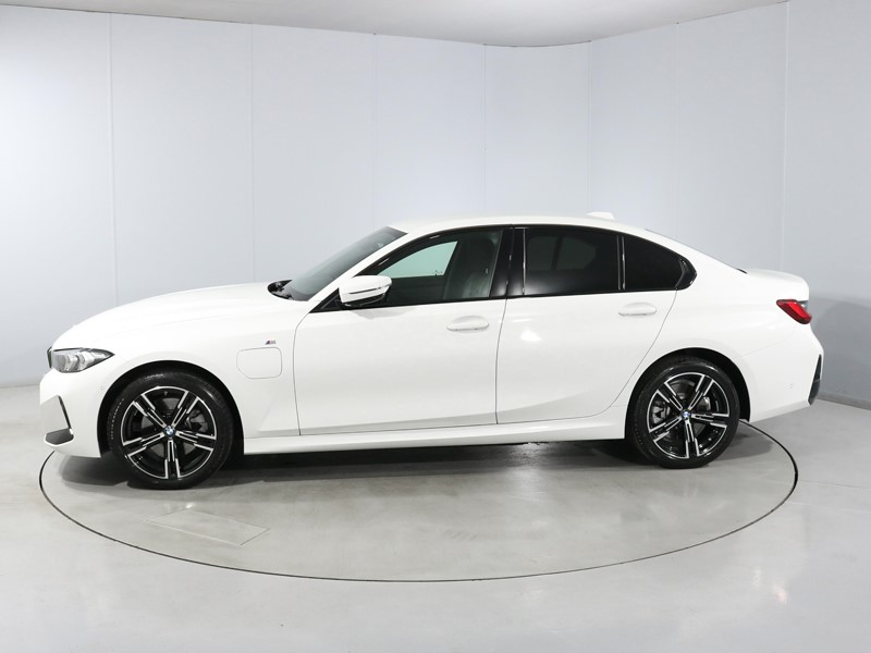 2025 (25) BMW 3 SERIES 330e 22.3 kWh M Sport 4dr Step Auto 5446190
