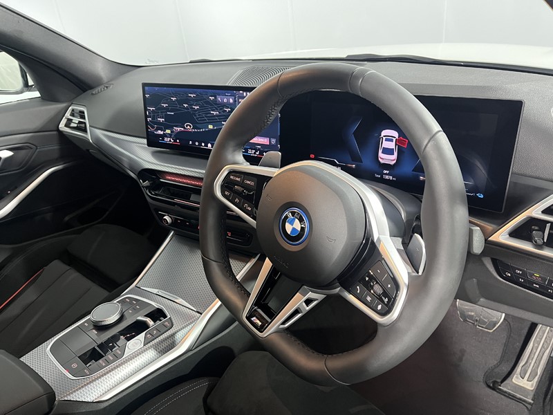 2025 (25) BMW 3 SERIES 330e 22.3 kWh M Sport 4dr Step Auto 5446148