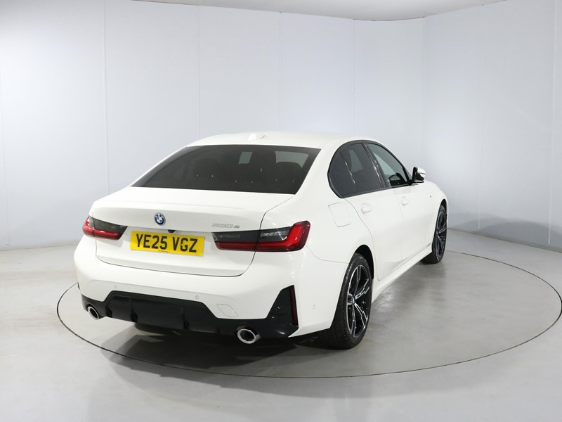 2025 (25) BMW 3 SERIES 330e 22.3 kWh M Sport 4dr Step Auto 5446189