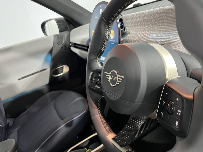 2025 (25) MINI COOPER 135kW E Exclusive 41kWh 3dr Auto 5441678