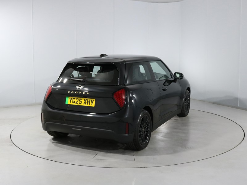 2025 (25) MINI COOPER 135kW E Exclusive 41kWh 3dr Auto 5441697
