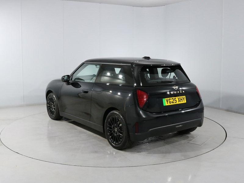 2025 (25) MINI COOPER 135kW E Exclusive 41kWh 3dr Auto