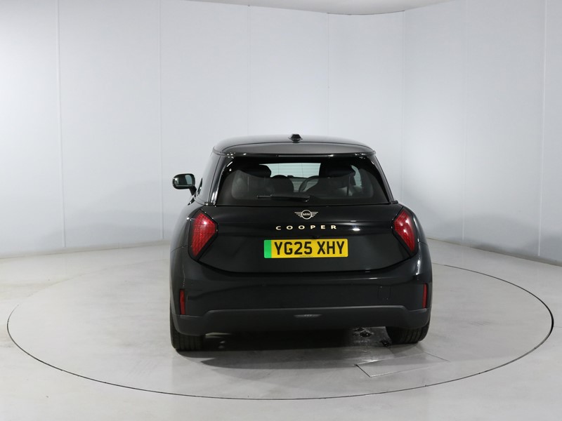 2025 (25) MINI COOPER 135kW E Exclusive 41kWh 3dr Auto 5441674