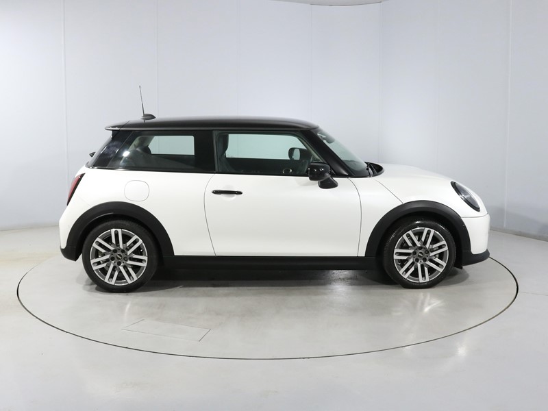 2025 (75) MINI COOPER 1.5 C Classic 3dr Auto 5488044