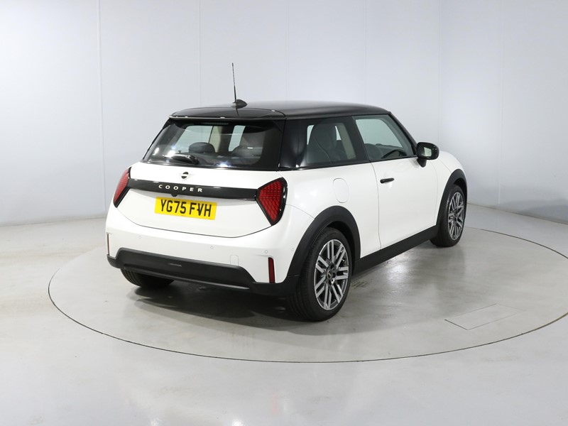 2025 (75) MINI COOPER 1.5 C Classic 3dr Auto 5488079