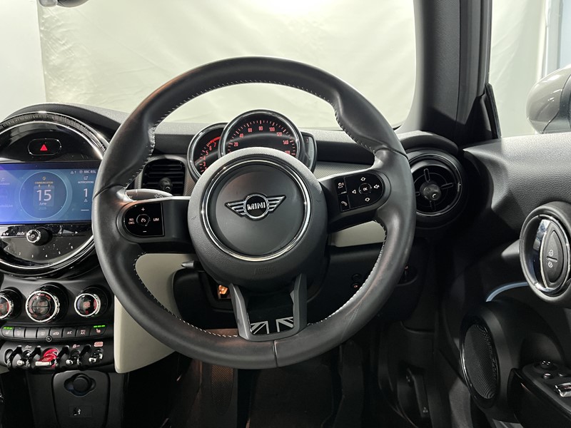 2022 (72) MINI HATCHBACK 1.5 Cooper Exclusive 3dr Auto 5511365