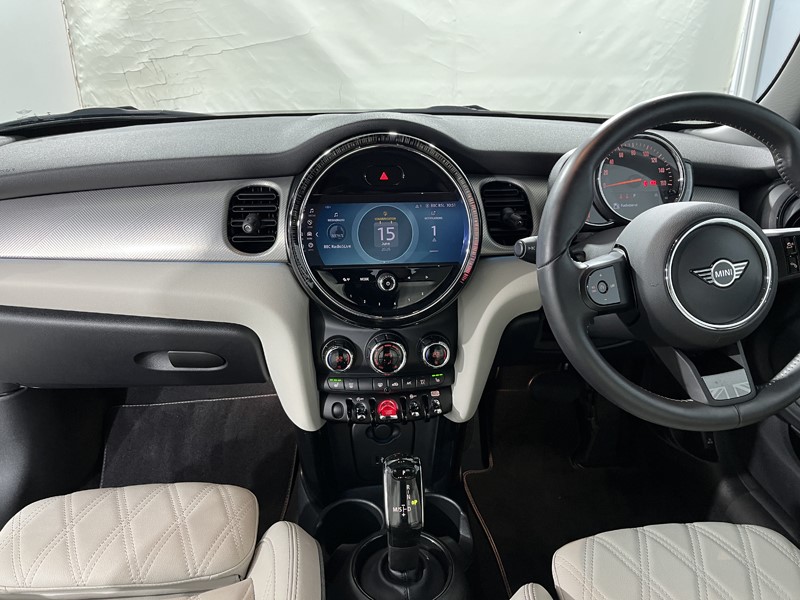 2022 (72) MINI HATCHBACK 1.5 Cooper Exclusive 3dr Auto 5511364