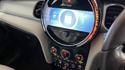 2022 (72) MINI HATCHBACK 1.5 Cooper Exclusive 3dr Auto 5511368