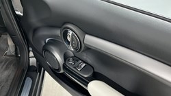 2022 (72) MINI HATCHBACK 1.5 Cooper Exclusive 3dr Auto 5511378