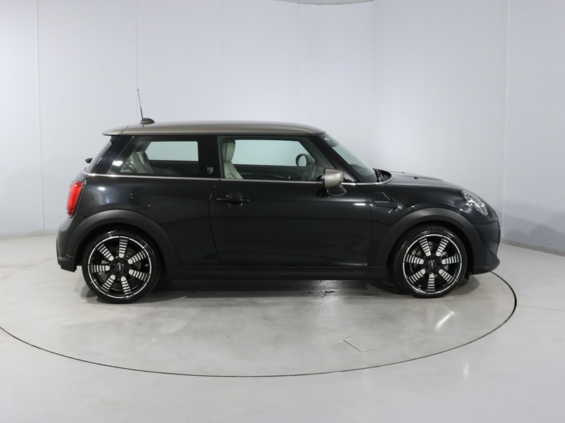 2022 (72) MINI HATCHBACK 1.5 Cooper Exclusive 3dr Auto 5511363