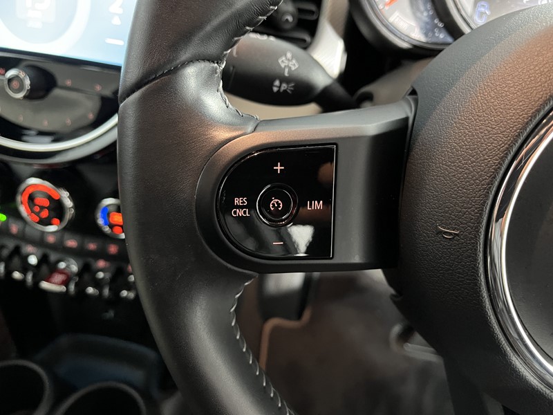 2022 (72) MINI HATCHBACK 1.5 Cooper Exclusive 3dr Auto 5511381