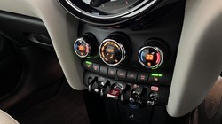 2022 (72) MINI HATCHBACK 1.5 Cooper Exclusive 3dr Auto 5511388