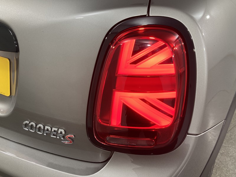 2019 (19) MINI HATCHBACK 2.0 Cooper S Sport II 5dr Auto [Comfort/Nav Pack] 5586191