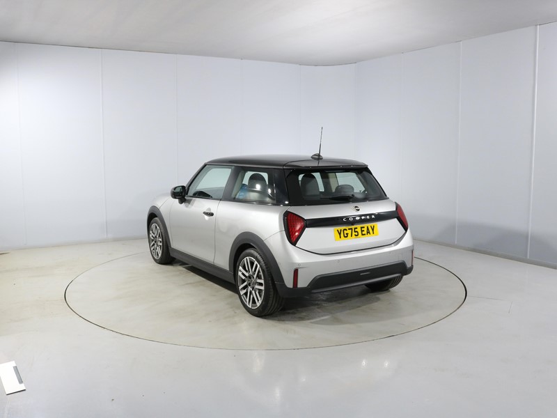 2025 (75) MINI COOPER 1.5 C Classic 3dr Auto 5631490