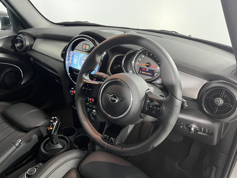 2022 (72) MINI HATCHBACK 1.5 Cooper Exclusive 5dr Auto 5732017