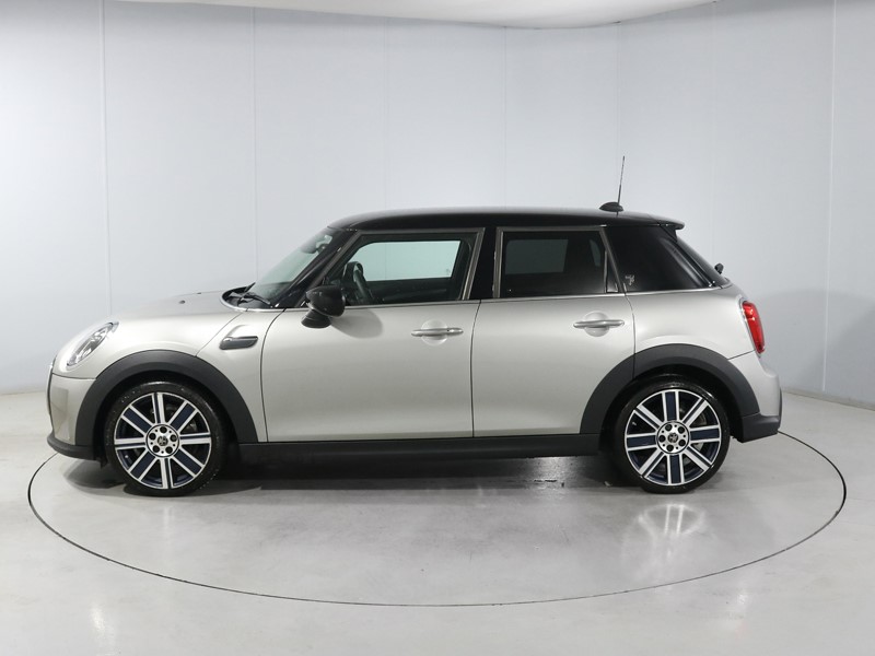 2022 (72) MINI HATCHBACK 1.5 Cooper Exclusive 5dr Auto 5732056