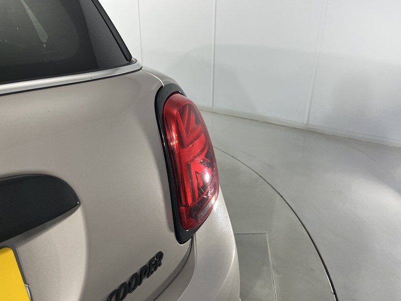 2023 (72) MINI HATCHBACK 1.5 Cooper Exclusive 3dr Auto 5722621