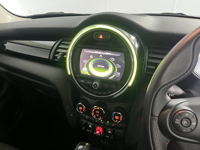 2016 (66) MINI HATCHBACK 1.5 Cooper 3dr Auto 5765107