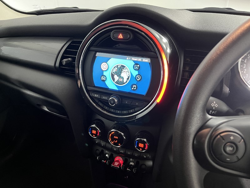 2019 (19) MINI HATCHBACK 1.5 Cooper Classic II 5dr 5824356