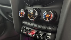 2020 (20) MINI HATCHBACK 1.5 Cooper Classic II 3dr 5835531