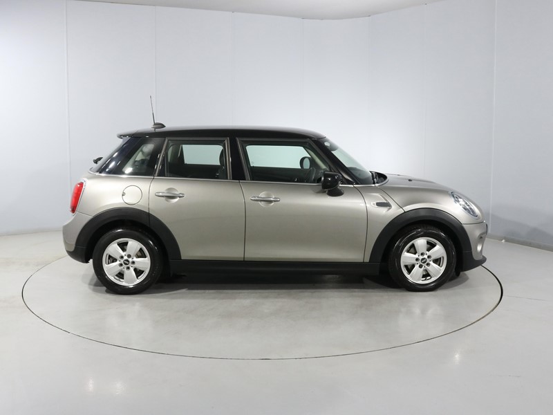 2020 (70) MINI HATCHBACK 1.5 Cooper Classic II 5dr 5898276
