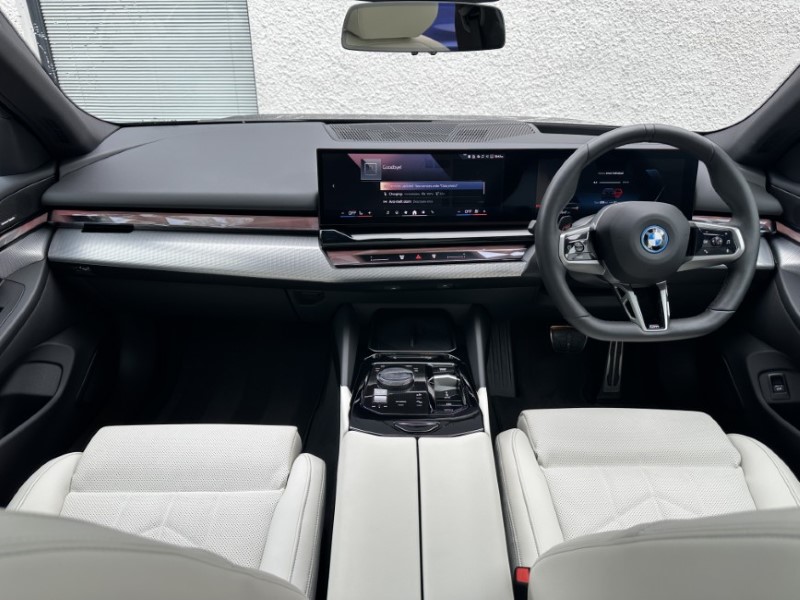 2025 (25) BMW I5 250kW eDrive40 M Sport 84kWh 5dr Auto [Tech PLUS/22kW] 4658994