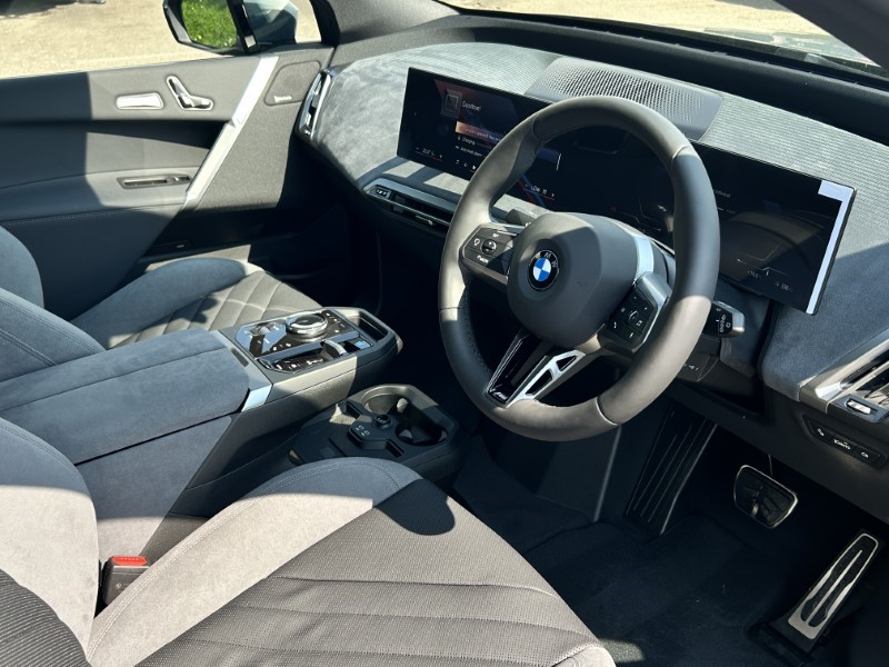 2025 (25) BMW iX 300kW xDrive45 M Sport 101kWh 5dr Auto [Skylounge] 4190357