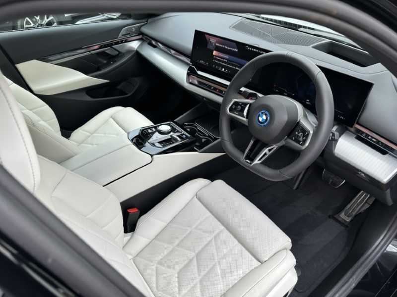 2025 (75) BMW I5 250kW eDr40 M Sport Pro 84kWh 5dr Auto Tech PLUS/Comf PLUS 4901508