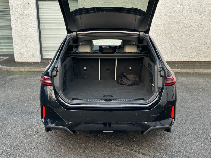 2025 (75) BMW I5 250kW eDr40 M Sport Pro 84kWh 5dr Auto Tech PLUS/Comf PLUS 4901485