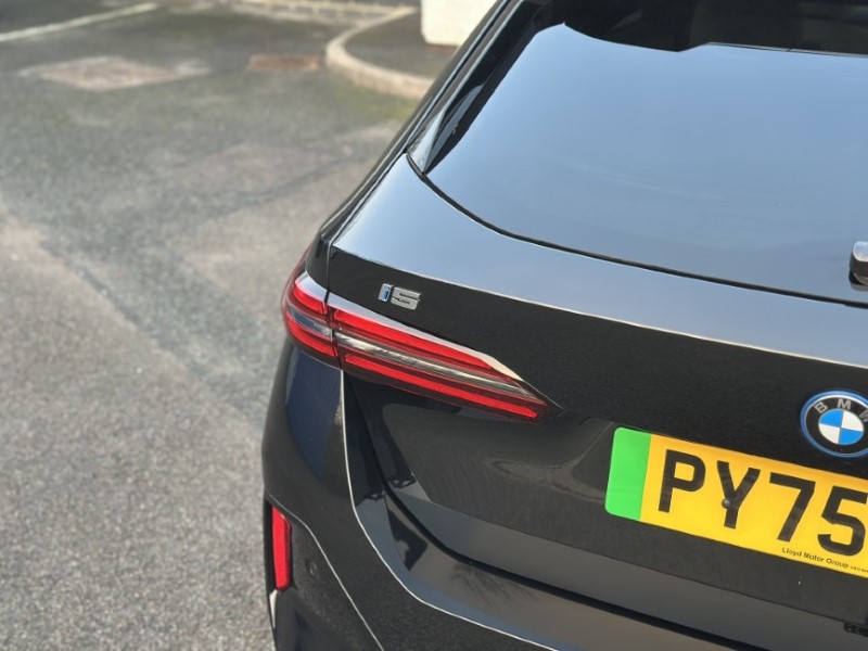 2025 (75) BMW I5 250kW eDr40 M Sport Pro 84kWh 5dr Auto Tech PLUS/Comf PLUS 4901482