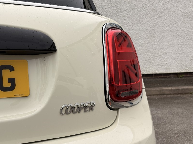 2022 (72) MINI HATCHBACK 1.5 Cooper Classic 3dr Auto 5289831