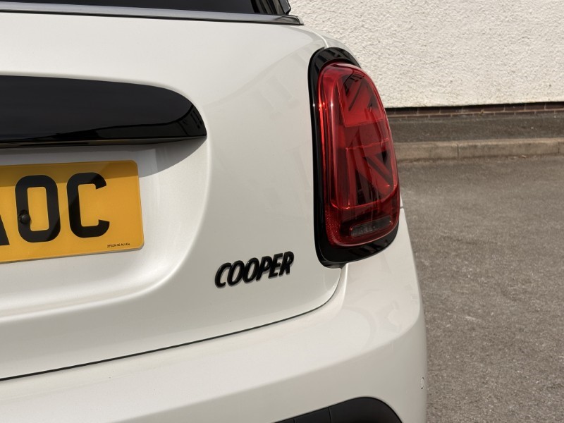 2024 (24) MINI HATCHBACK 1.5 Cooper Exclusive Premium 3dr Auto 5448698