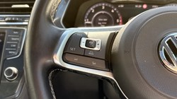 2017 (17) VOLKSWAGEN TIGUAN 2.0 TDi 150 4Motion R-Line 5dr 5485379