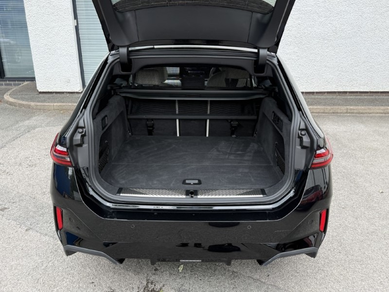 2025 (75) BMW I5 250kW eDr40 M Sport Pro 84kWh 5dr Auto Tech PLUS/Comf PLUS 5511858