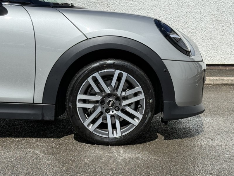 2025 (75) MINI COOPER 1.5 C Classic 3dr Auto 5490484