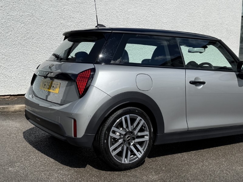 2025 (75) MINI COOPER 1.5 C Classic 3dr Auto 5490488
