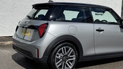 2025 (75) MINI COOPER 1.5 C Classic 3dr Auto 5490488