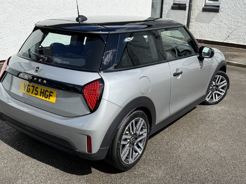 2025 (75) MINI COOPER 1.5 C Classic 3dr Auto 5490489