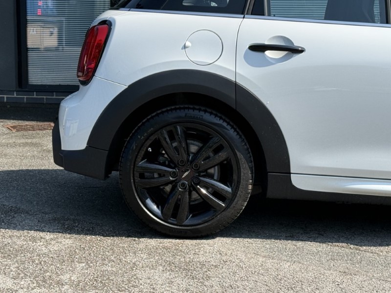 2023 (73) MINI HATCHBACK 1.5 Cooper Sport Premium 5dr Auto 5549197