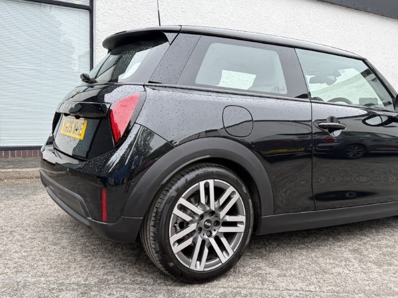 2026 (26) MINI HATCHBACK 1.5 Cooper Classic Premium 3dr 5670063