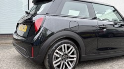 2026 (26) MINI HATCHBACK 1.5 Cooper Classic Premium 3dr 5670063