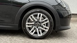 2026 (26) MINI HATCHBACK 1.5 Cooper Classic Premium 3dr 5670061