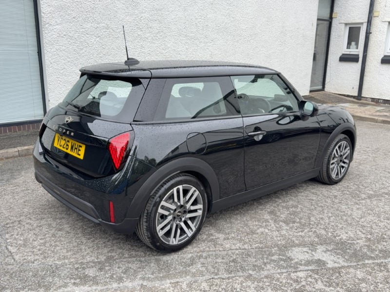 2026 (26) MINI HATCHBACK 1.5 Cooper Classic Premium 3dr 5670062