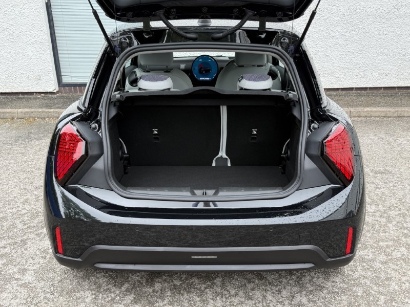 2026 (26) MINI HATCHBACK 1.5 Cooper Classic Premium 3dr 5670040