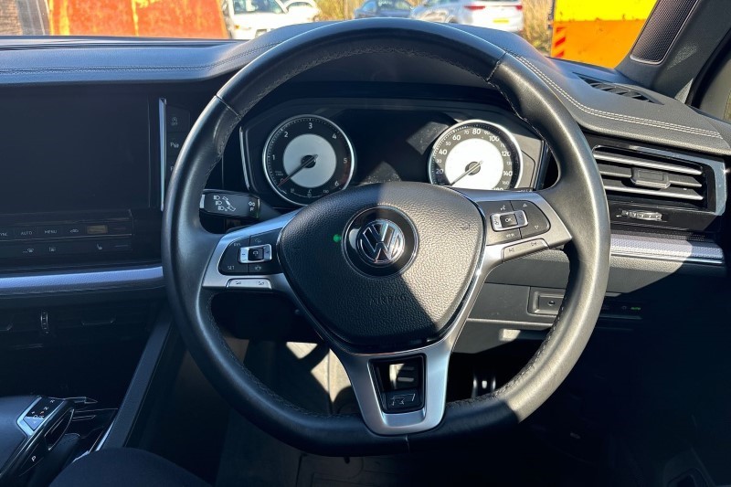 2019 (19) VOLKSWAGEN TOUAREG 3.0 V6 TDI 4Motion R-Line 5dr Tip Auto 3514826