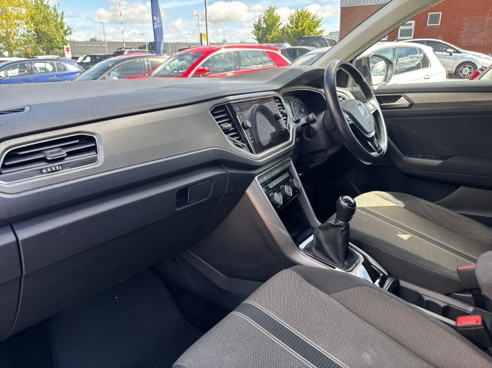 2021 (21) VOLKSWAGEN T-ROC 1.0 TSI 110 SE 5dr 5370087