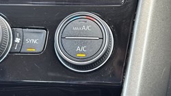 2021 (21) VOLKSWAGEN T-ROC 1.0 TSI 110 SE 5dr 5370081