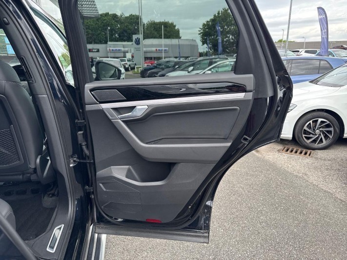 2021 (21) VOLKSWAGEN TOUAREG 3.0 V6 TDI 4Motion 231 R-Line Tech 5dr Tip Auto 5533955