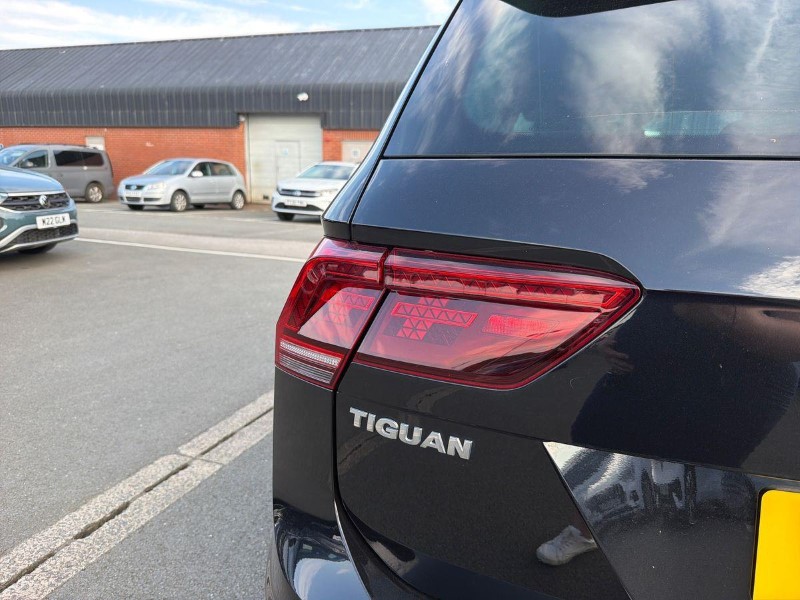 2020 (70) VOLKSWAGEN TIGUAN 2.0 TDi 150 R-Line Tech 5dr 5710372