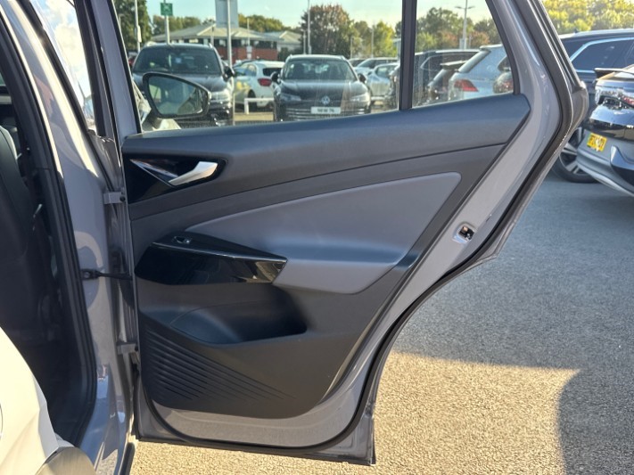 2023 (23) VOLKSWAGEN ID.4 150kW Family Pro Perform 77kWh 5dr Auto [135kW Ch] 5893517